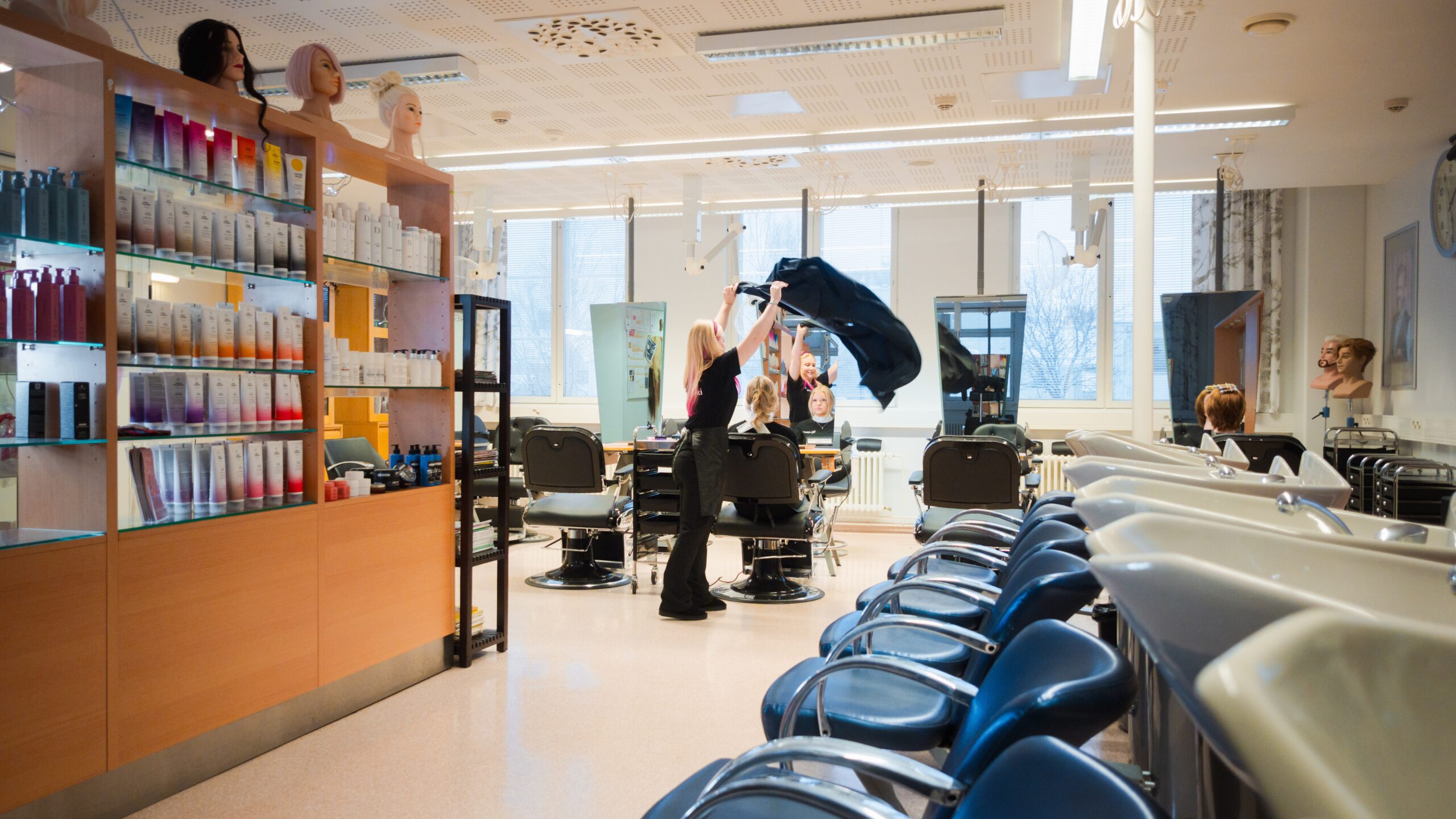 Hiuspysäkillä hiusalan opiskelijat työtehtävissään