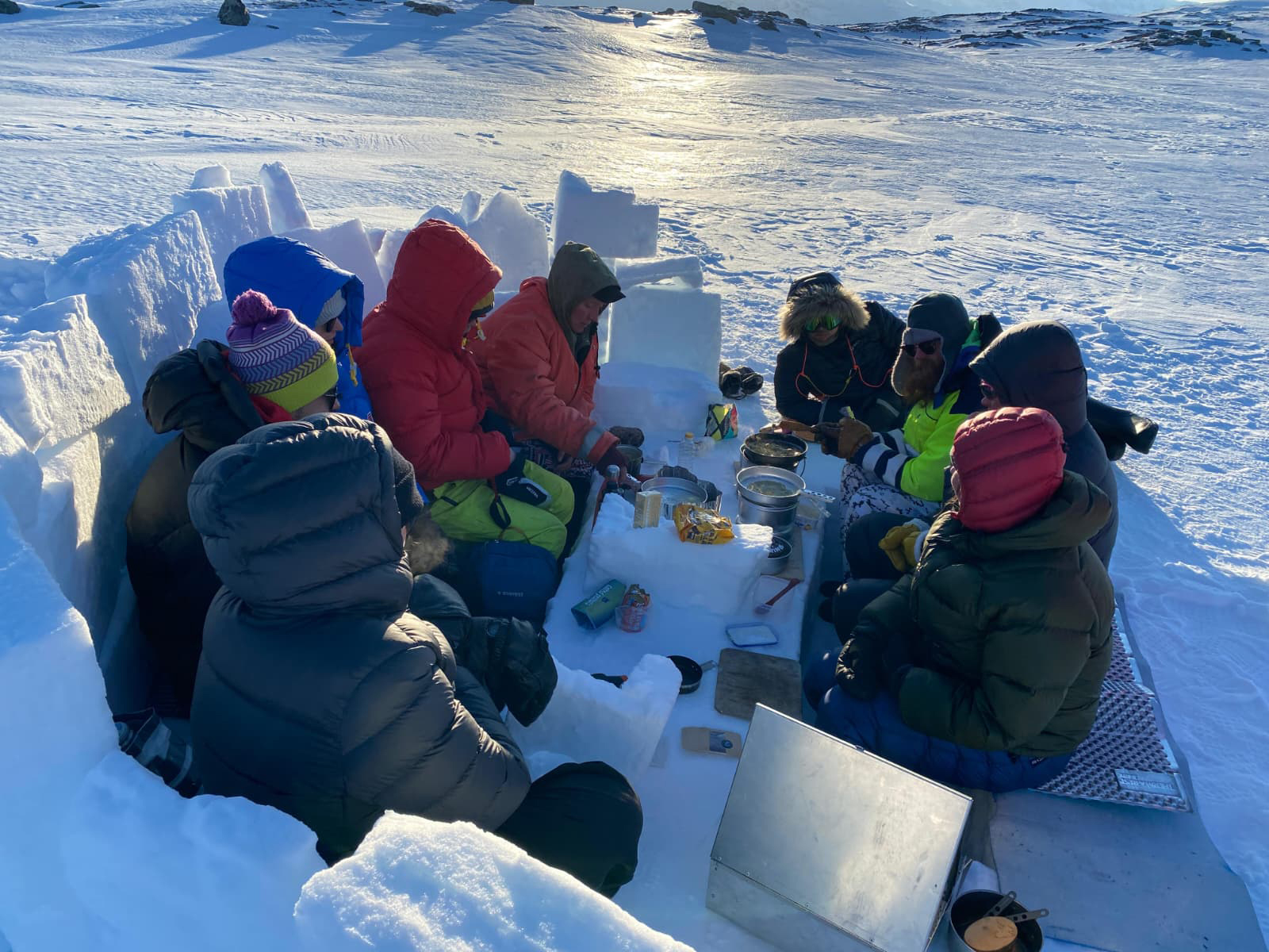 Opiskelijoita hiihtovaelluksella.