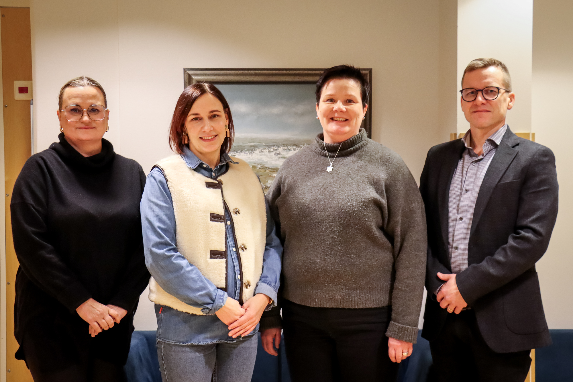 Kumppanuussopimuksen allekirjoitustilaisuus järjestettiin Torniossa 20.1.2026. Kuvassa vasemmalta Lappian osaamispalvelujohtaja Sanna Laihinen, Peräpohjolan Opiston kehittämisjohtaja ja vararehtori Riikka Fisk, Peräpohjolan Opiston rehtori Tatja Karvonen ja Lappian osaamispalvelujohtaja Tuomo Palokangas.