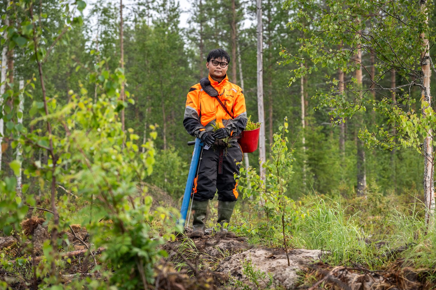 Kuvassa Lappian opiskelija tekemässä metsänistutustyötä