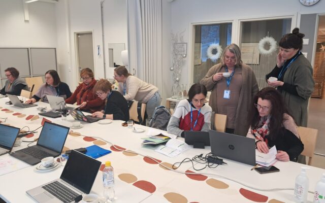 Hankkeen toimijoita keskustelemassa