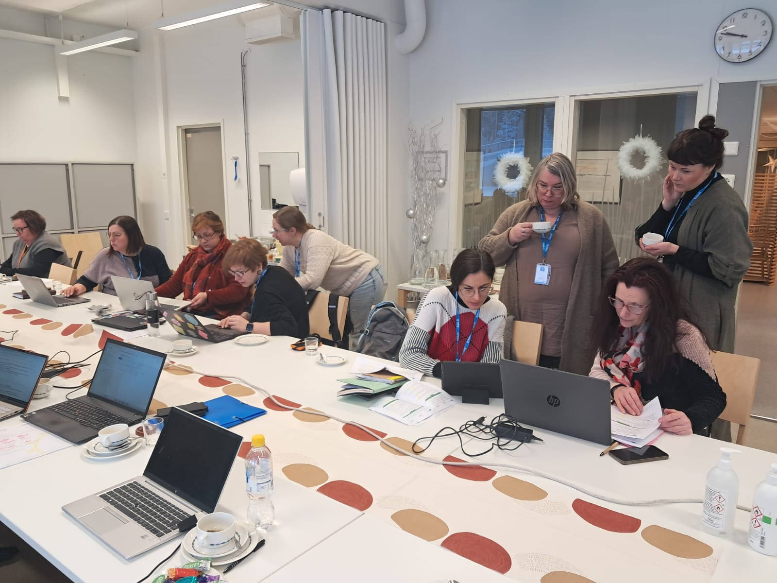 Hankkeen toimijoita keskustelemassa