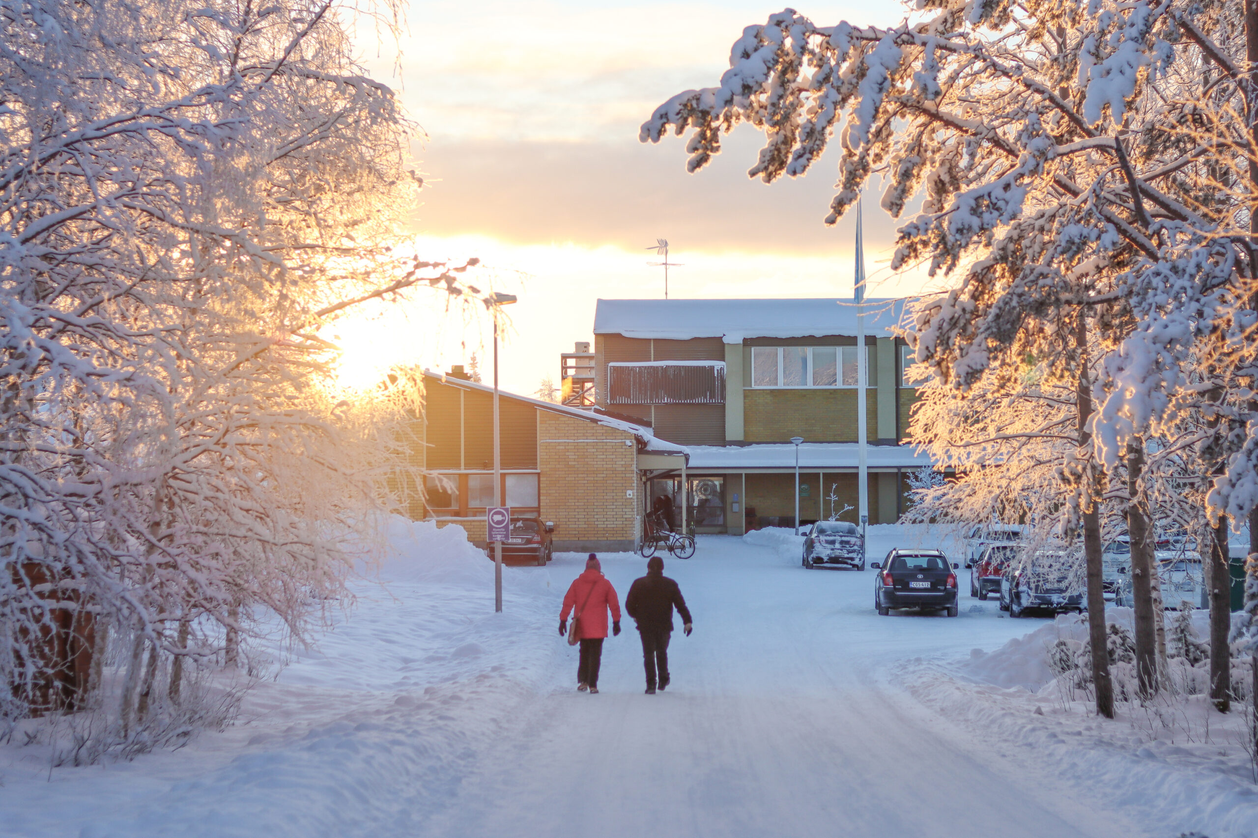 Kuvassa kaksi henkilöä kävelee kohti Lappian Muonion toimipisteen rakennusta.