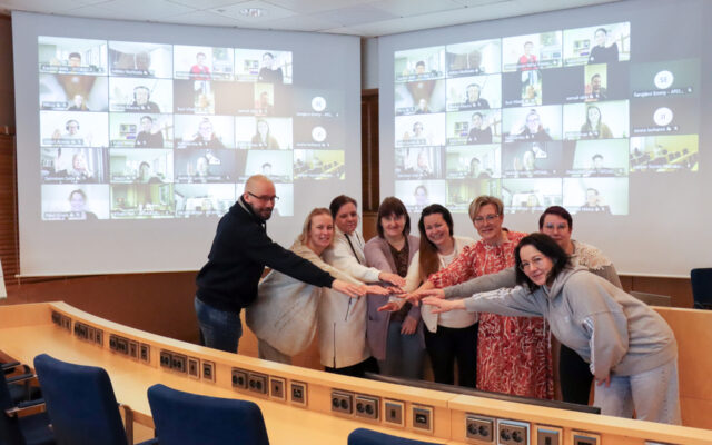 Lähiesihenkilötyön ammattitutkinnon kevään 2026 ryhmä alavastaava Maarit Pulkkisen kanssa.