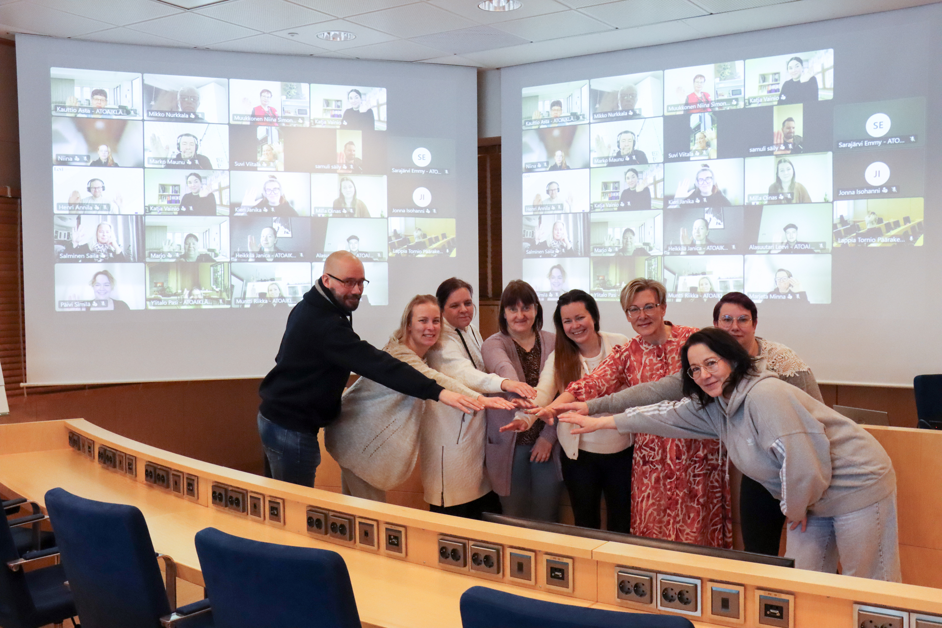 Lähiesihenkilötyön ammattitutkinnon kevään 2026 ryhmä alavastaava Maarit Pulkkisen kanssa.