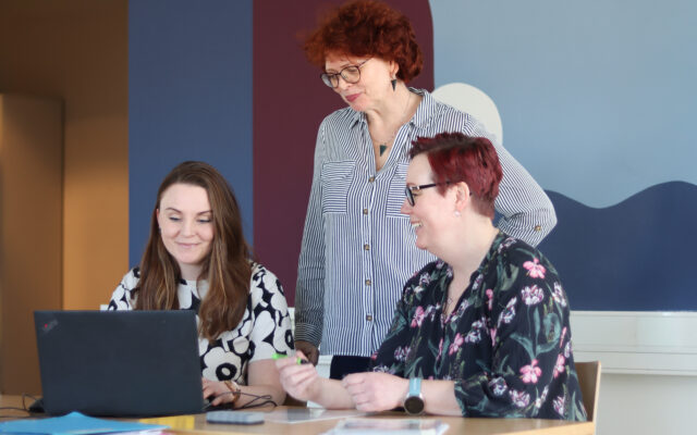 Tornion TUVAssa työskentelevät erityisopettajat Aliisa Sakko ja Kirsi Raappana sekä lehtori Susanna Malin tekevät tiivistä yhteistyötä Tornion kaupungin Putaan koulun kanssa tukeakseen opiskelijoita tavoitteidensa saavuttamisessa.