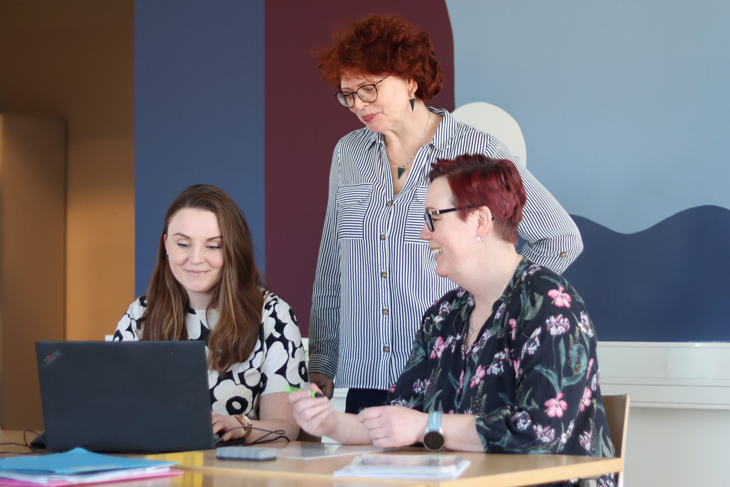 Tornion TUVAssa työskentelevät erityisopettajat Aliisa Sakko ja Kirsi Raappana sekä lehtori Susanna Malin tekevät tiivistä yhteistyötä Tornion kaupungin Putaan koulun kanssa tukeakseen opiskelijoita tavoitteidensa saavuttamisessa.