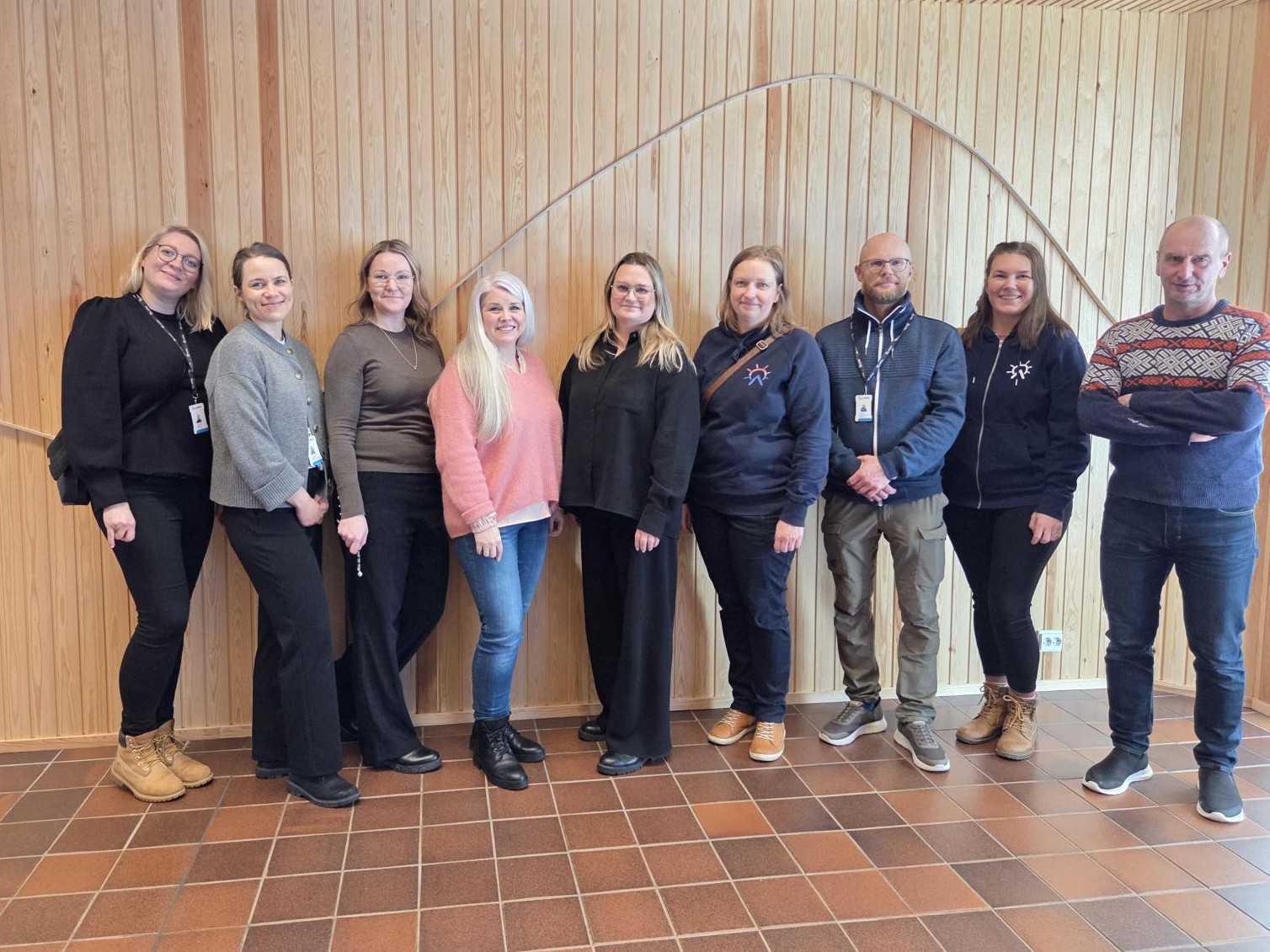 Oppilaitosten yhteistyötapaaminen ja sopimuksen allekirjoitustilaisuus järjestetiin Inarissa. Kuvassa vasemmalta: matkailualan opettaja Hanna Stykki (Lappia), sosiaali- ja terveysalan opettaja Sini Westerling, suunnittelija Tiisu-Maria Näkkäläjärvi (SAKK), rehtori Eeva-Liisa Rasmus-Moilanen (SAKK), osaamispalvelujohtaja Sanna Laihinen (Lappia), vararehtori Satu Gahmberg (SAKK), toimipaikkapäällikkö Ilkka Mäki (Lappia), lehtori Minna-Carita Moilanen (SAKK) ja luonto- ja ympäristöalan lehtori Vesa Juntunen (SAKK).