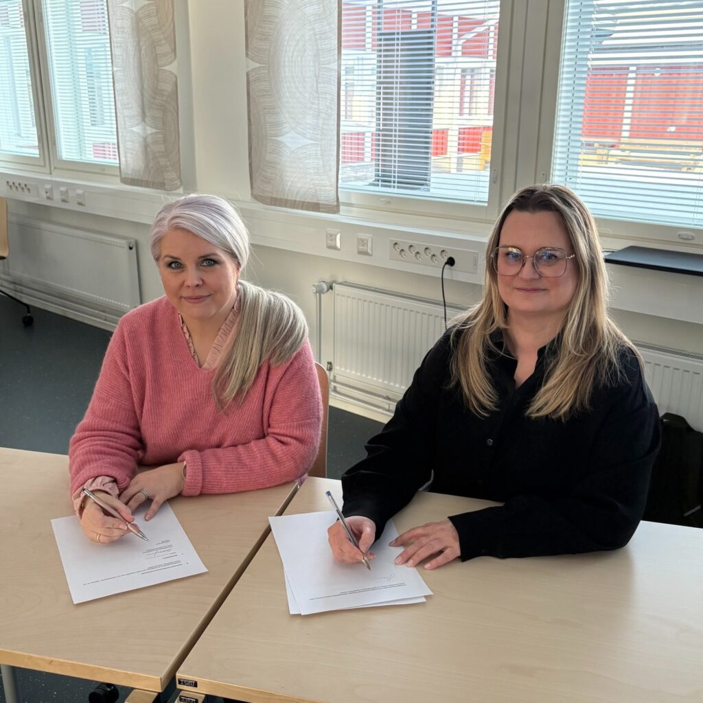 Saamelaisalueen koulutuskeskuksen rehtori Eeva-Liisa Rasmus-Moilanen ja Lappian osaamispalvelujohtaja Sanna Laihinen allekirjoittivat sopimuksen.