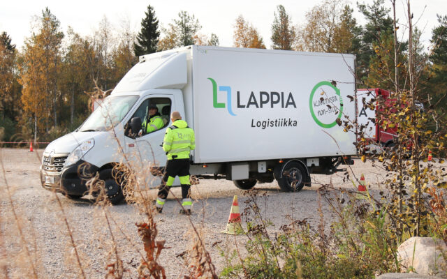 Logistiikka-alan auto ja opiskelijoita
