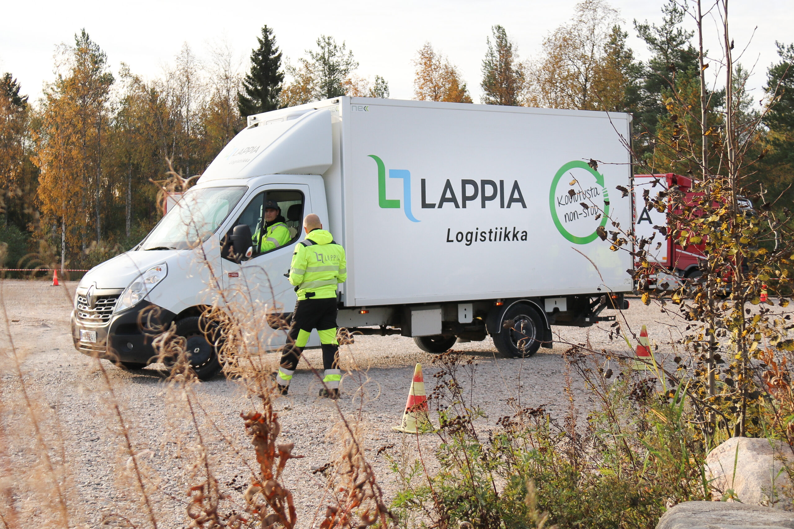 Logistiikka-alan auto ja opiskelijoita
