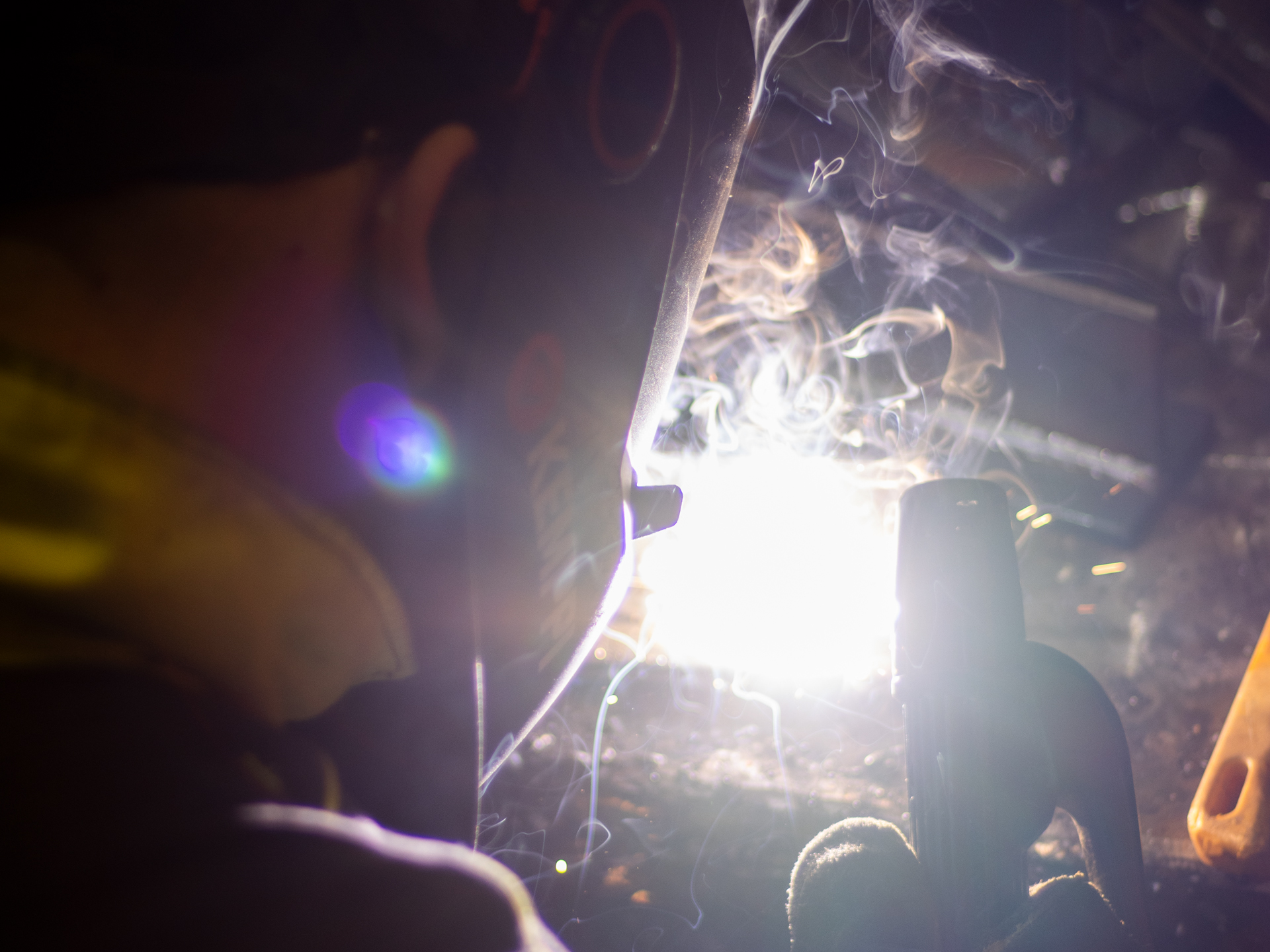 Kone- ja tuotantotekniikan opiskelija harjoittelee hitsaamista.