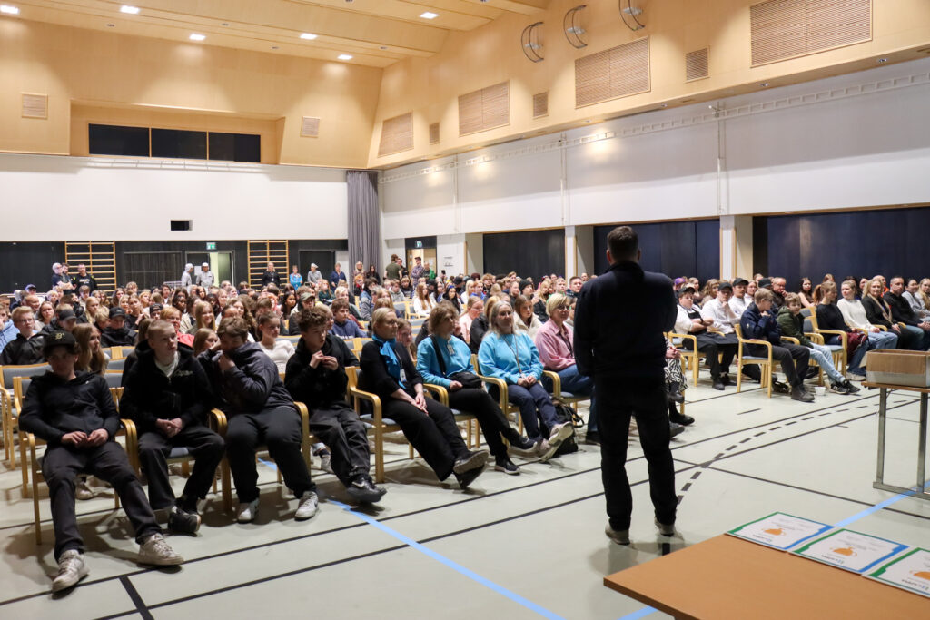 : Yli 200 kahdeksasluokkalaista Lapin yläkouluista kokoontui Lappian Tornion toimipisteeseen Osaajakisoihin. Etualalla tapahtuman juontaja, Ammattiopisto Lappian koulutuspäällikkö Jani Harju.