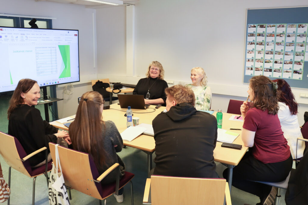 Sari Kenttä (oik.) esitteli liiketoimintasuunnitelmaansa muille koulutukseen osallistuneille sekä asiantuntija Minna Heiskaselle, liiketoiminta-alan opettaja Raija Paasimaalle ja sosiaali- ja terveysalan opettaja Jaana Stoltille.