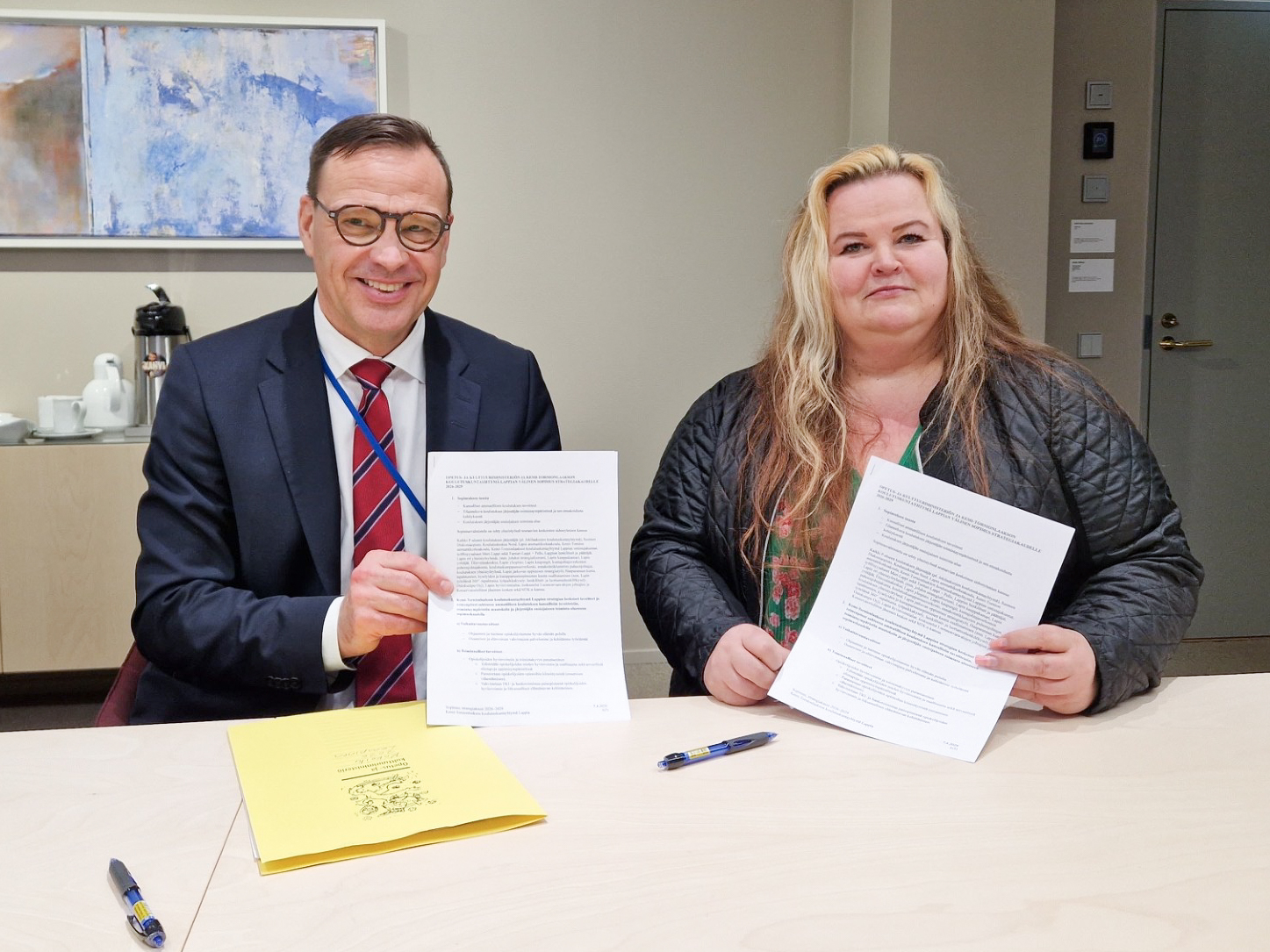 Sopimuksen allekirjoittivat opetus- ja kulttuuriministeriön ylijohtaja Petri Lempinen ja Kemi-Tornionlaakson koulutuskuntayhtymä Lappian johtaja/rehtori Virpi Lilja.