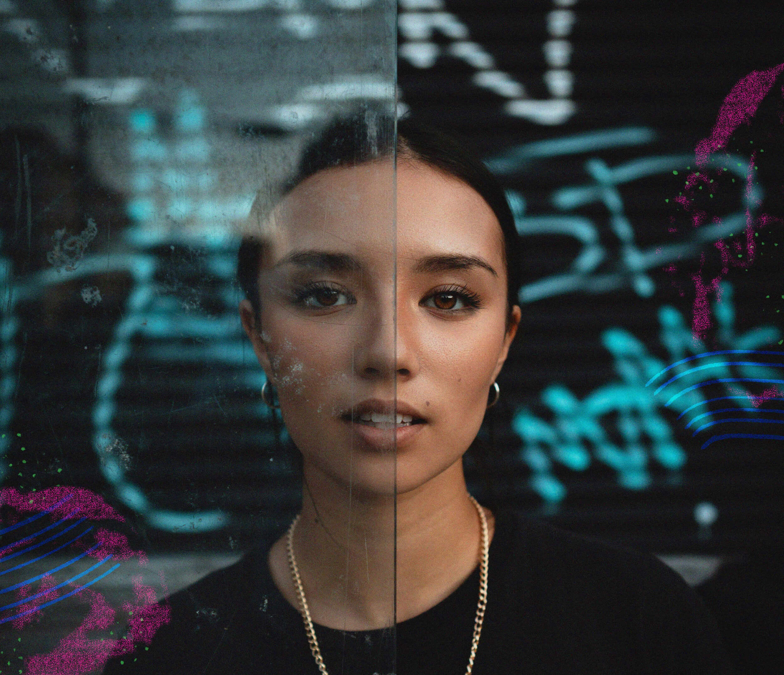 Kuvassa naishenkilö katsoo suoraan kameraan, toinen puoli kasvoista lasin takana