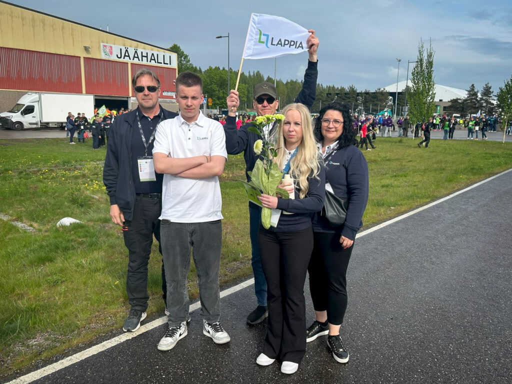 Vuoden 2026 Team Lappia. Kuvassa vasemmalta oikealle talotekniikan alan opettaja Jyrki Holpainen, opiskelija Aatu-Viljami Koskinen, joukkueenjohtaja Veijo Matala, opiskelija Vanessa Vanhatalo ja kauneudenhoitoalan opettaja Raisa Korkeamaa.