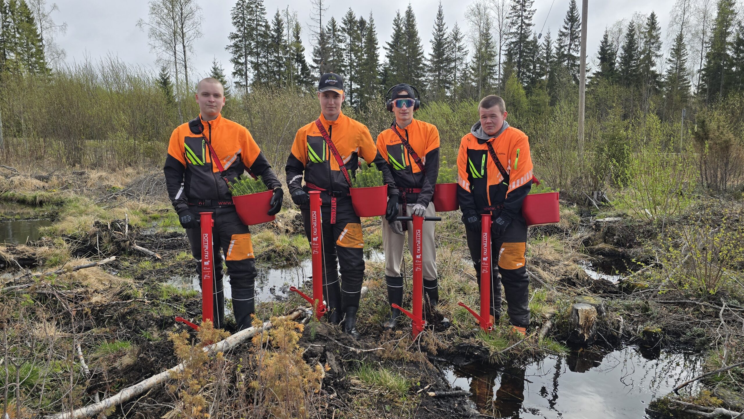 Kuvassa metsäalan opiskelijat taimien istutuksessa