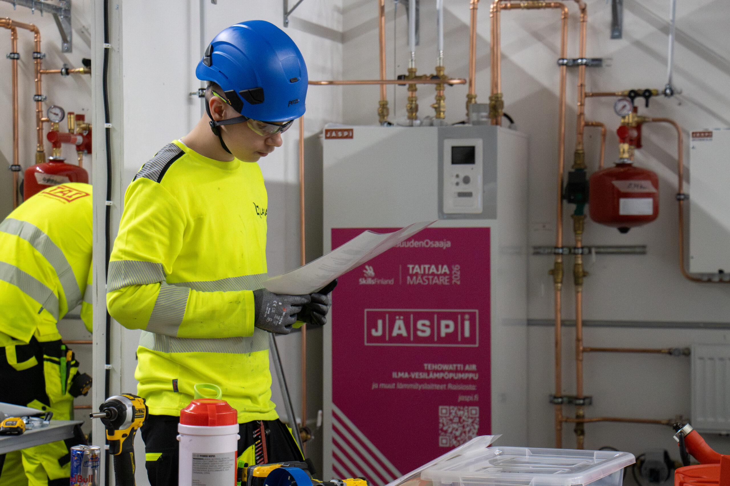 Opiskelija Aatu Koskinen kilpailemassa putkiasennuksen lajissa Taitaja2026-finaalissa.