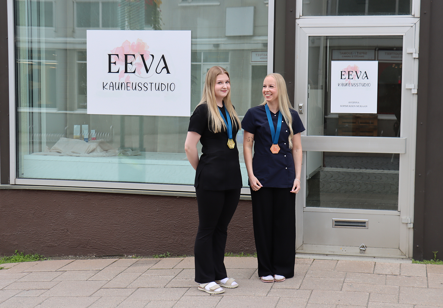 Kuvassa Kauneusstudio Eevan yrittäjät Eerika ja Vanessa