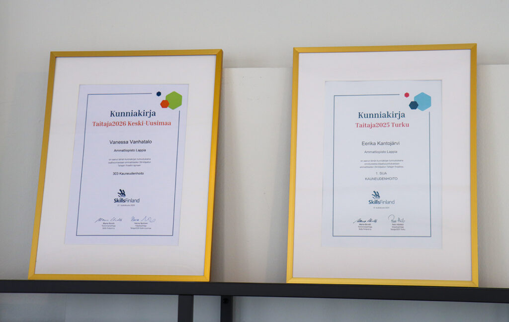 Kuvassa kauneudenhoitoalalta valmistuneiden opiskelijoiden Eerikan ja Vanessan taitajadiplomit