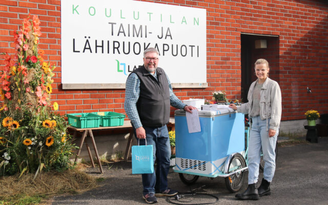 Lähiruokaopisto-hankkeen projektipäällikkö Anna-Riikka Lavian (oik.) mukaan lähiruokatuotannon liiketoiminta- ja työllistymismahdollisuudet kasvavat Lapissa tulevaisuudessa. Vasemmalla Louen Maaseutuyrittäjyyden osaamiskeskuksen toimipaikkapäällikkö Jarmo Saariniemi.