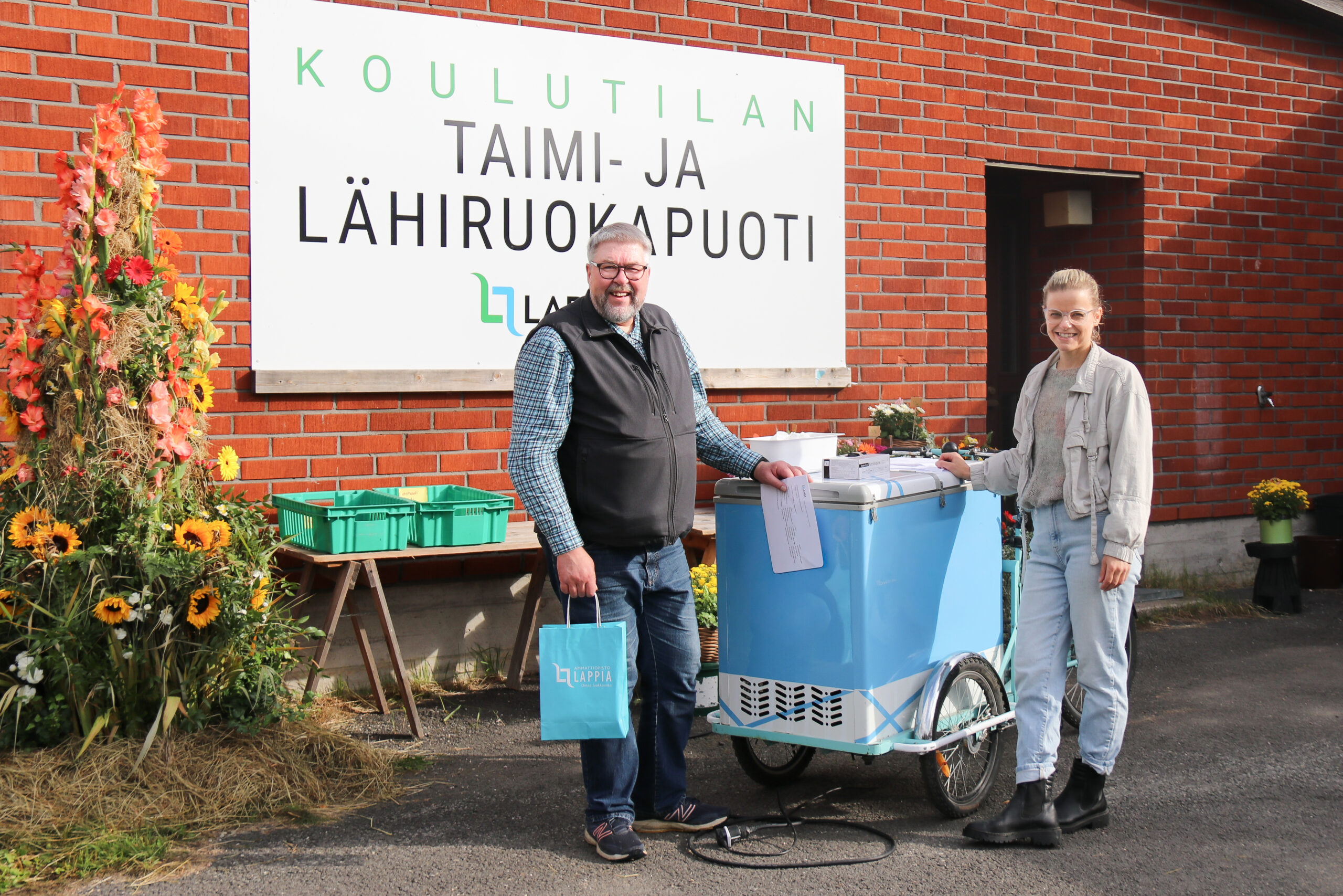 Lähiruokaopisto-hankkeen projektipäällikkö Anna-Riikka Lavian (oik.) mukaan lähiruokatuotannon liiketoiminta- ja työllistymismahdollisuudet kasvavat Lapissa tulevaisuudessa. Vasemmalla Louen Maaseutuyrittäjyyden osaamiskeskuksen toimipaikkapäällikkö Jarmo Saariniemi.