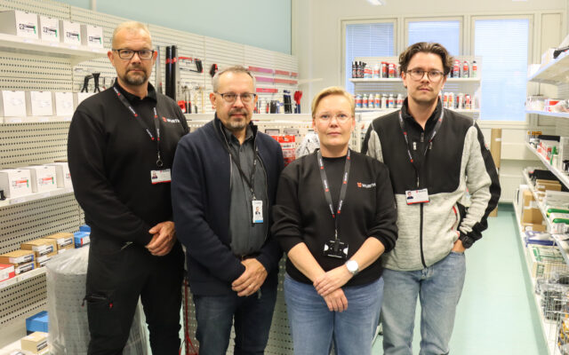 Varastotila avattiin virallisesti 20.8. Lappian osaamispalvelujohtaja Antti Päivärinnan (2. vasemmalta) ja Würthin edustajien toimesta.